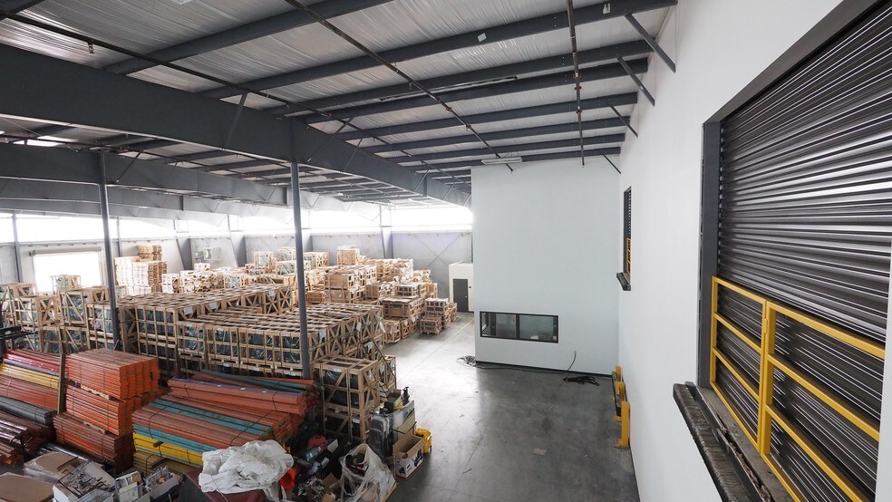 More Photos Of 21110 N Summitry Cir, Katy Warehouse For Lease