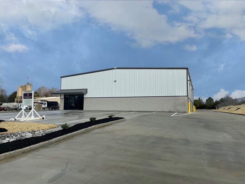 More Photos Of 255 Needmore Rd, Clarksville Warehouse For Lease