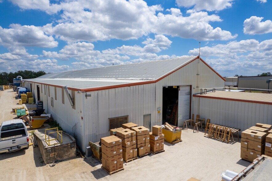 More Photos Of 2511 N Heideke St, Seguin Industrial For Sale
