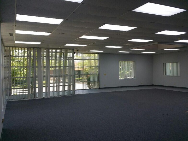 More Photos Of 345 Richert Rd, Wood Dale Warehouse For Lease