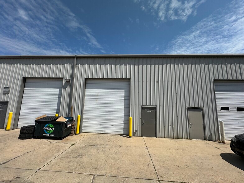 More Photos Of 189 Poplar Pl, North Aurora Warehouse For Lease