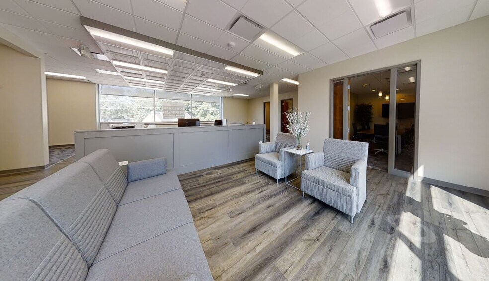 More Photos Of 721 Dundee Ave, Elgin Office For Lease