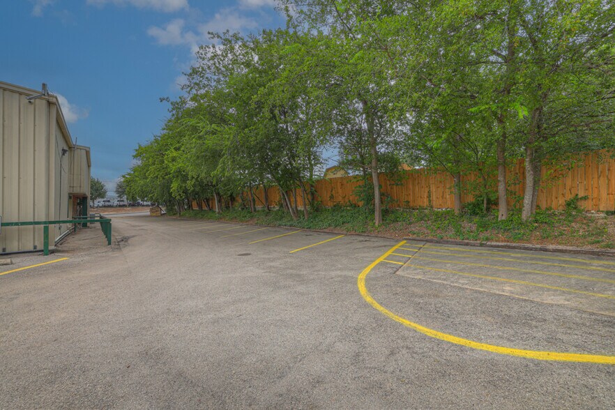 More Photos Of 1390 McQueeney Rd, New Braunfels Sports And Entertainment For Sale