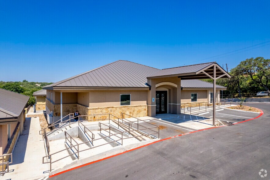 More Photos Of 2130 Thousand Oaks Dr, San Antonio Office For Lease