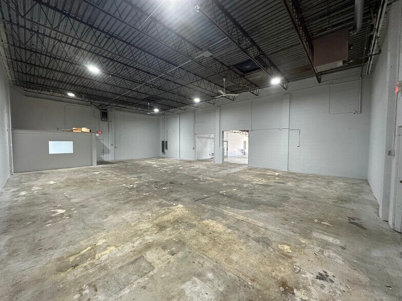More Photos Of 4651 N 20th St, Ozark Warehouse For Lease