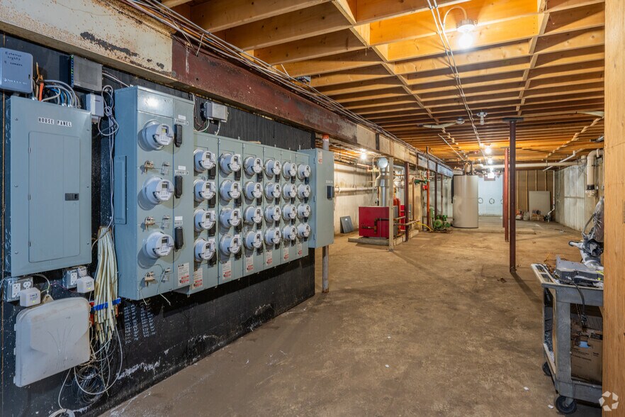 More Photos Of 383-435 Oaklawn Ave, Cranston Apartments For Sale