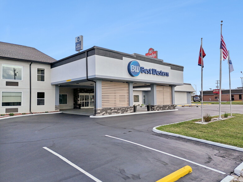 Primary Photo Of 126 Expressway Dr, Manchester Hotel For Sale