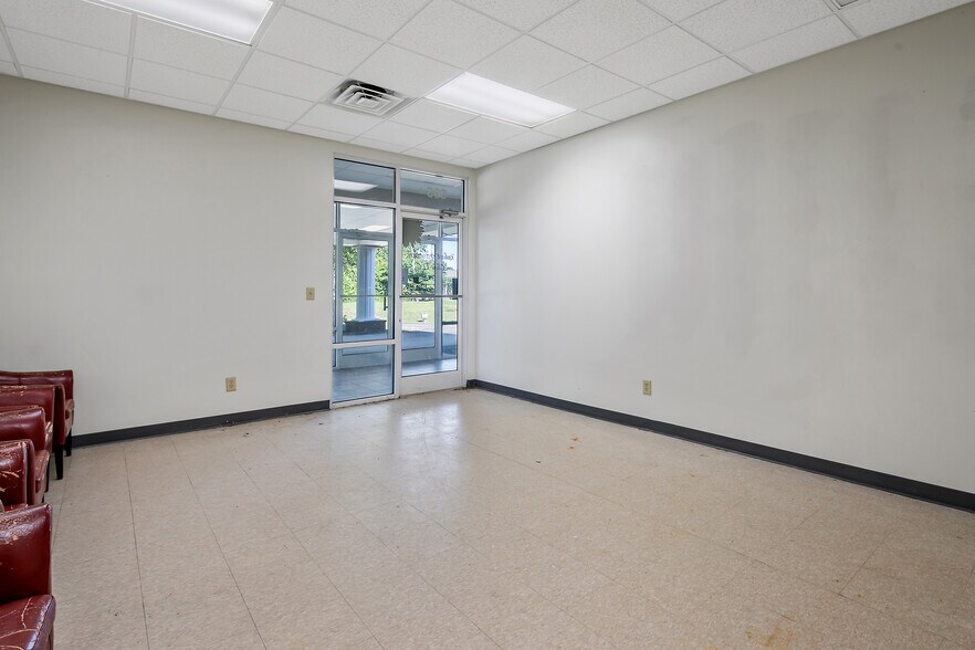 More Photos Of 303-305 Tilghman Dr, Dunn Medical For Sale