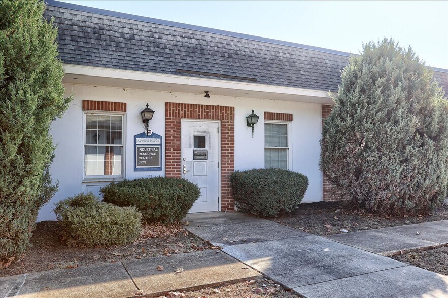 More Photos Of 1784 4th Ave, York Office For Sale