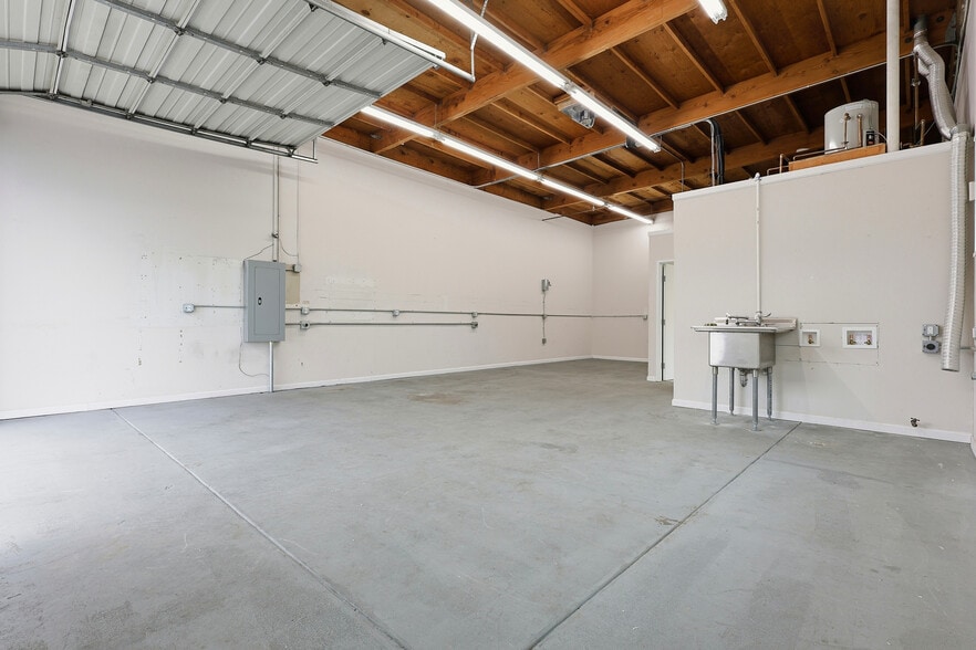 More Photos Of 1555 Yosemite Ave, San Francisco Warehouse For Sale