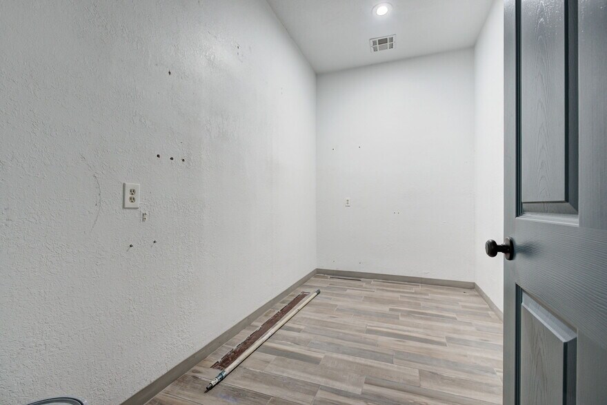 More Photos Of 7917 N May Ave, Oklahoma City Freestanding For Sale