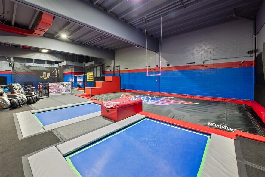 More Photos Of 7 S 4th St, Council Bluffs Health Club For Sale