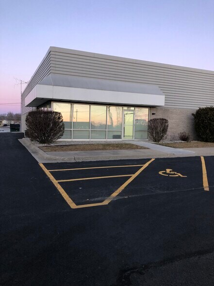 More Photos Of 265-281 N Industrial Dr, Bradley Showroom For Lease