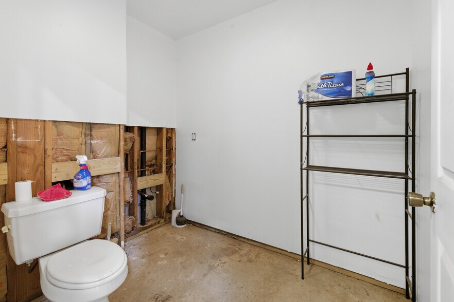 More Photos Of 11 Tyler Dr, North Franklin Showroom For Sale