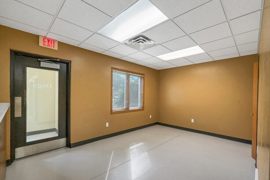 More Photos Of 2770 Manitowoc Rd, Green Bay Office For Sale