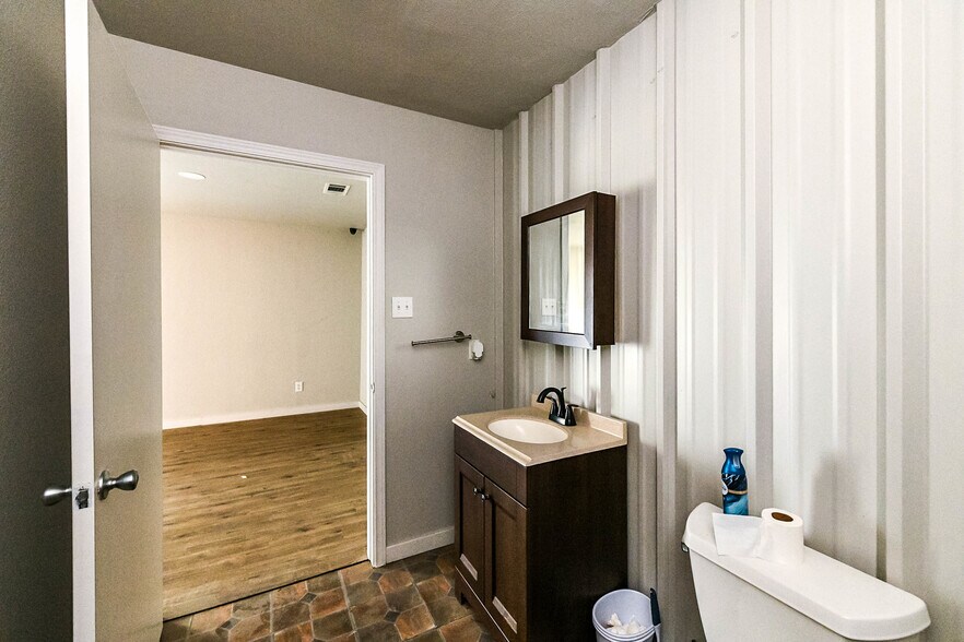 More Photos Of 1262 Eastgate Rd, Midlothian Warehouse For Sale