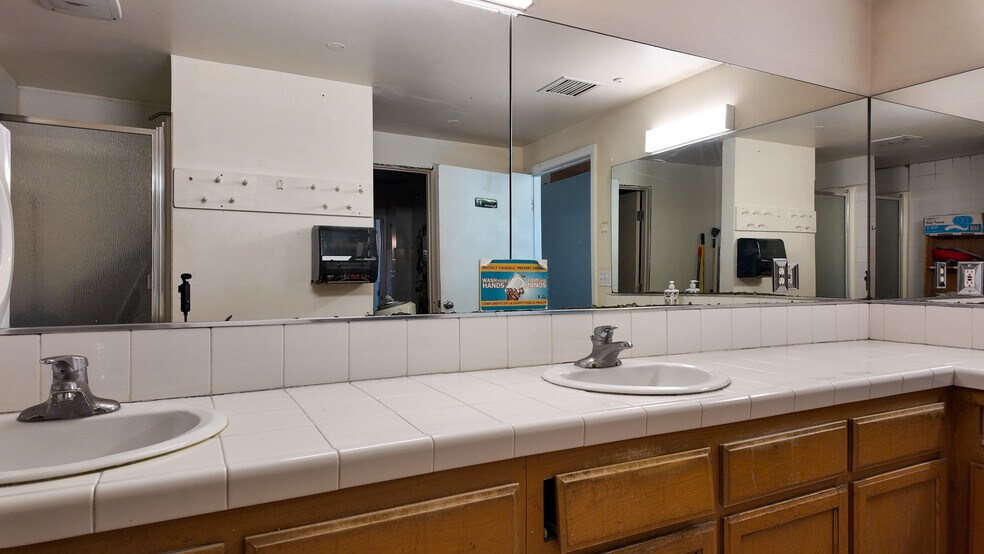 More Photos Of 11984 Santa Fe Ave, Lynwood Specialty For Sale