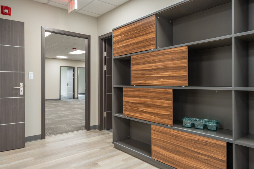 More Photos Of 9950 Lawrence Ave, Schiller Park Office For Lease