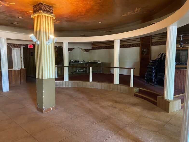 More Photos Of 815 W College Ave, Appleton Restaurant For Lease