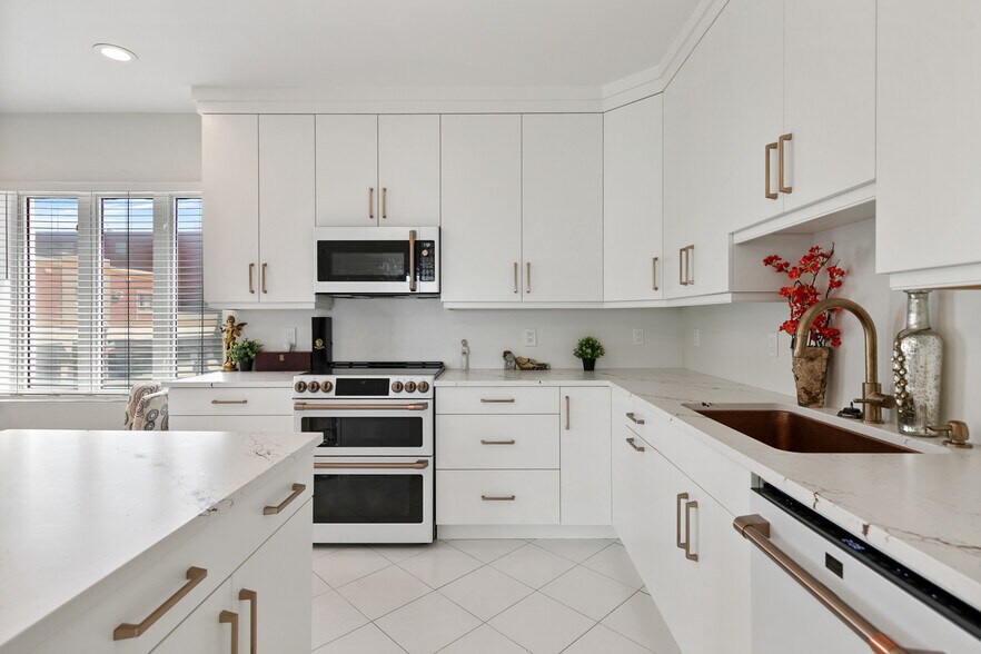 More Photos Of 839 Erie E, Windsor Restaurant For Sale