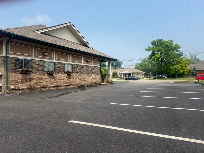 More Photos Of 2400 Union Lake Rd, Commerce Township Medical For Lease
