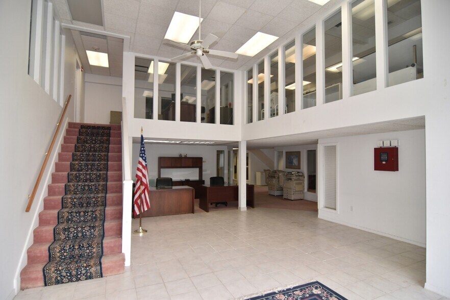 Primary Photo Of 546-550 Main Rd, Tiverton Medical For Lease