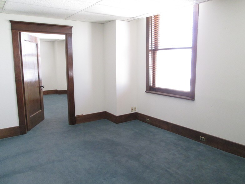 More Photos Of 10 E 3rd St, Tulsa Office For Sale