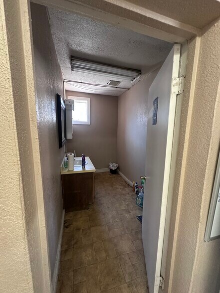 More Photos Of 689 N Bluff St, Saint George General Retail For Lease