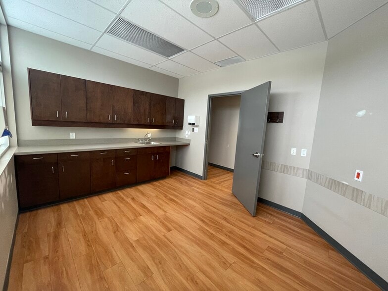 More Photos Of 3215 49 Ave, Red Deer Storefront For Lease