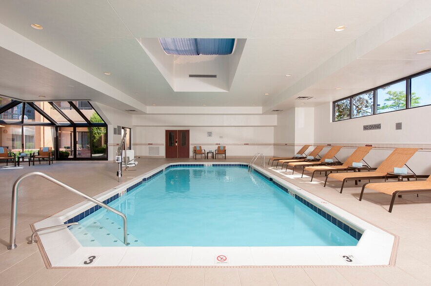 More Photos Of 1801 Milwaukee Ave, Glenview Hotel For Sale