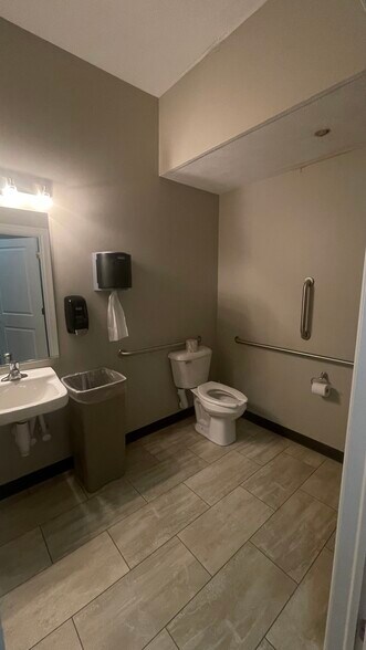 More Photos Of 444 Cass St, Traverse City Flex For Lease