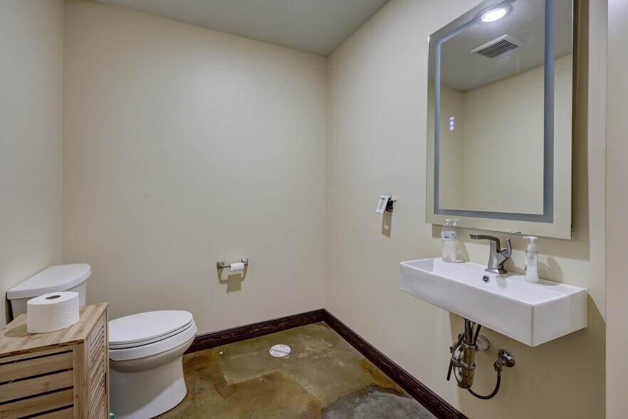 More Photos Of 102 S Wall Ave, Joplin Office For Sale