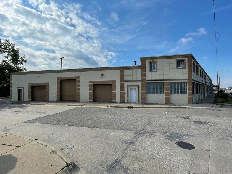 More Photos Of 21550-21564 Groesbeck Hwy, Warren Manufacturing For Sale