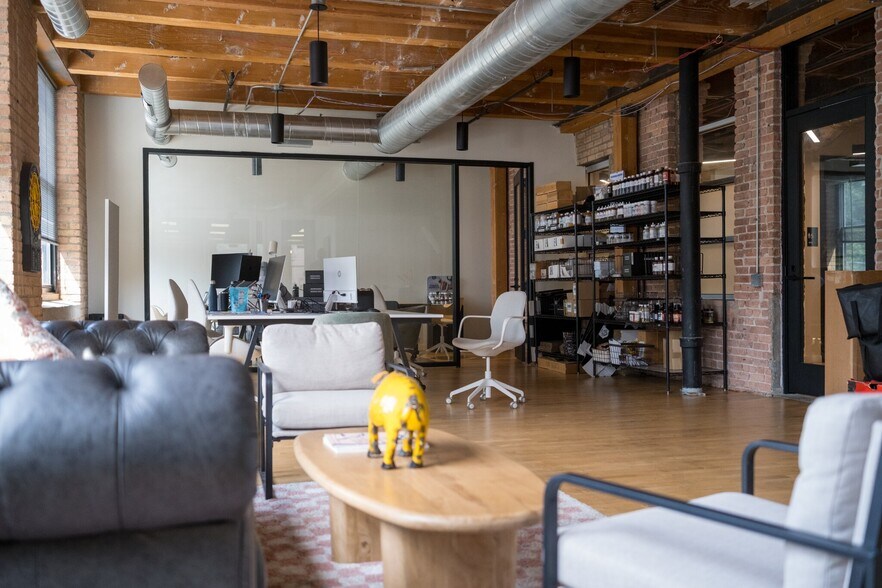 More Photos Of 1644 N Honore St, Chicago Loft Creative Space For Lease
