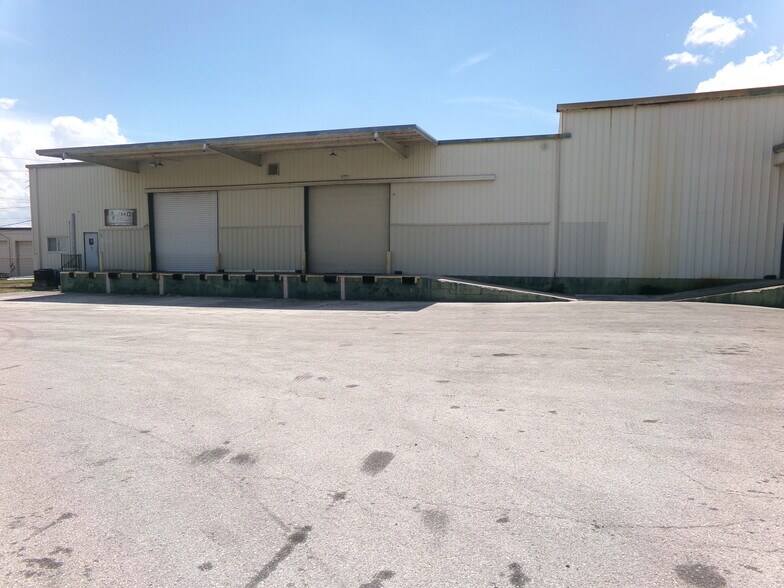 More Photos Of 3030 Winter Lake Rd, Lakeland Distribution For Lease
