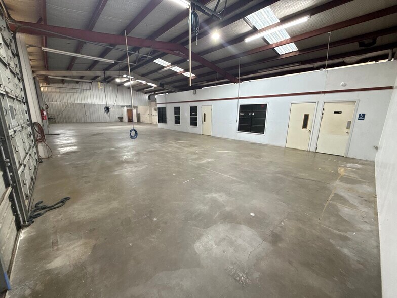 More Photos Of 1223 Crestdell Dr, Duncanville Warehouse For Lease