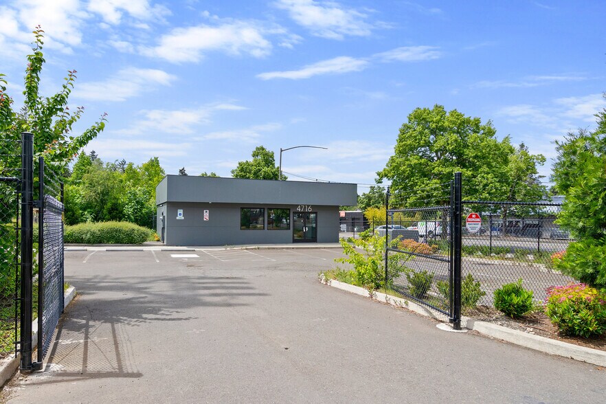 More Photos Of 4716 SE Powell Blvd, Portland Storefront Retail Office For Lease