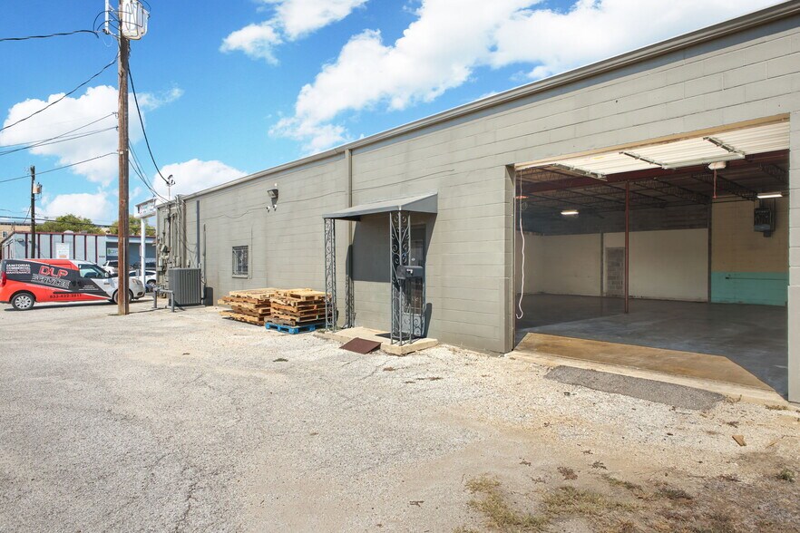More Photos Of 8402 Speedway Dr, San Antonio Warehouse For Sale