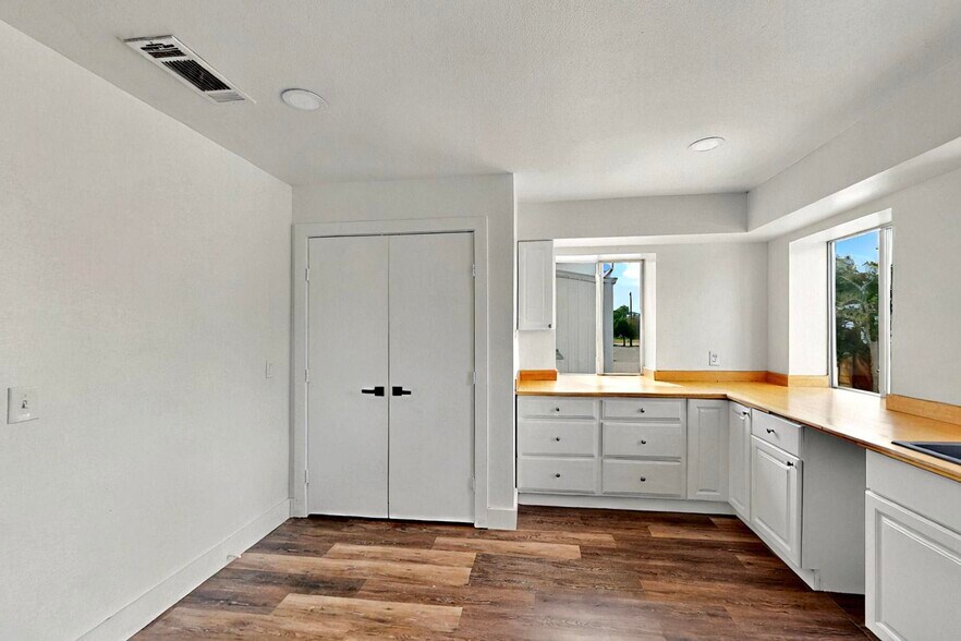 More Photos Of 11544 Cockleburr Rd, Roanoke Warehouse For Lease