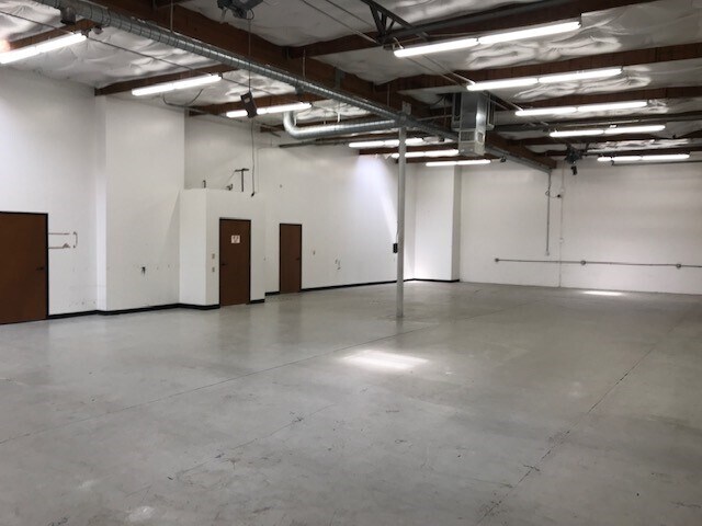 More Photos Of 8406 Sterling St, Irving Light Distribution For Lease