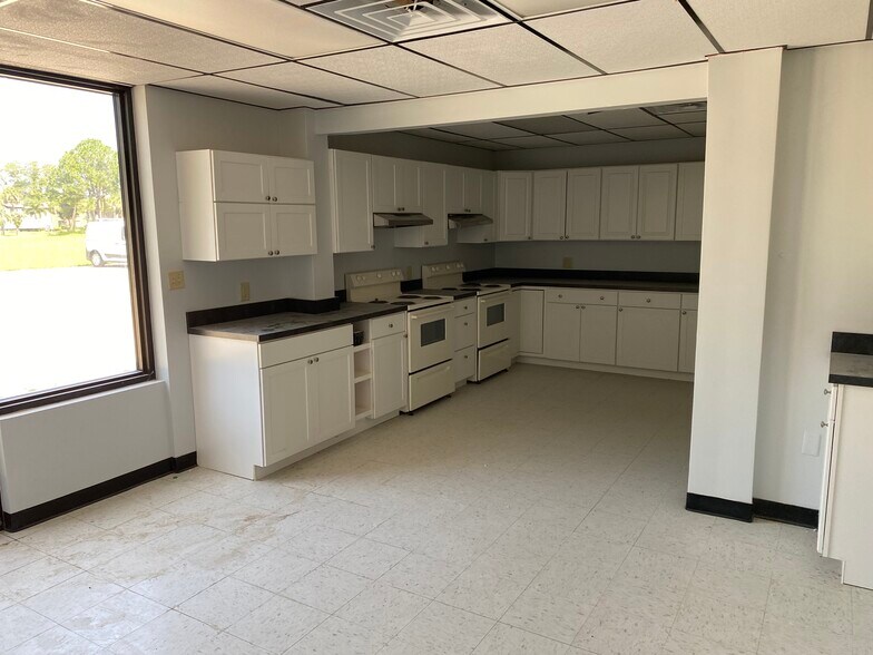 More Photos Of 1535 N Cogswell St, Rockledge Warehouse For Lease