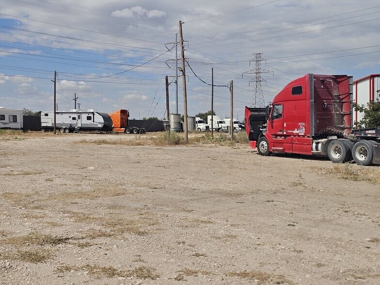 More Photos Of 11010 W Joan Dr, Odessa Warehouse For Lease