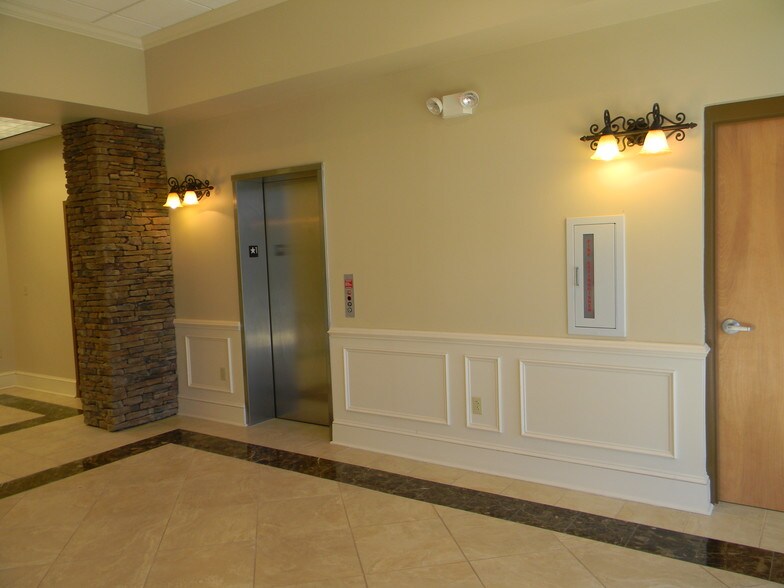 More Photos Of 300 Kenton Dr, Charleston Office For Lease