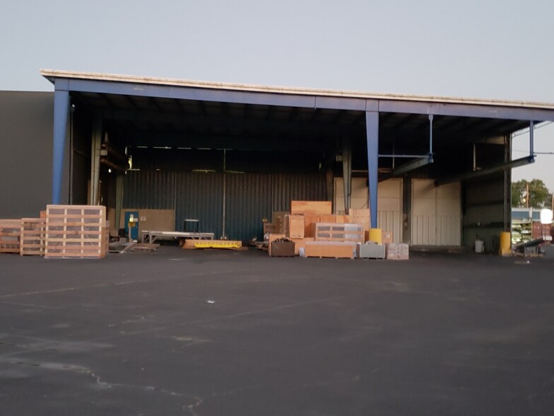 More Photos Of 500 E Illinois St, Newberg Manufacturing For Sale