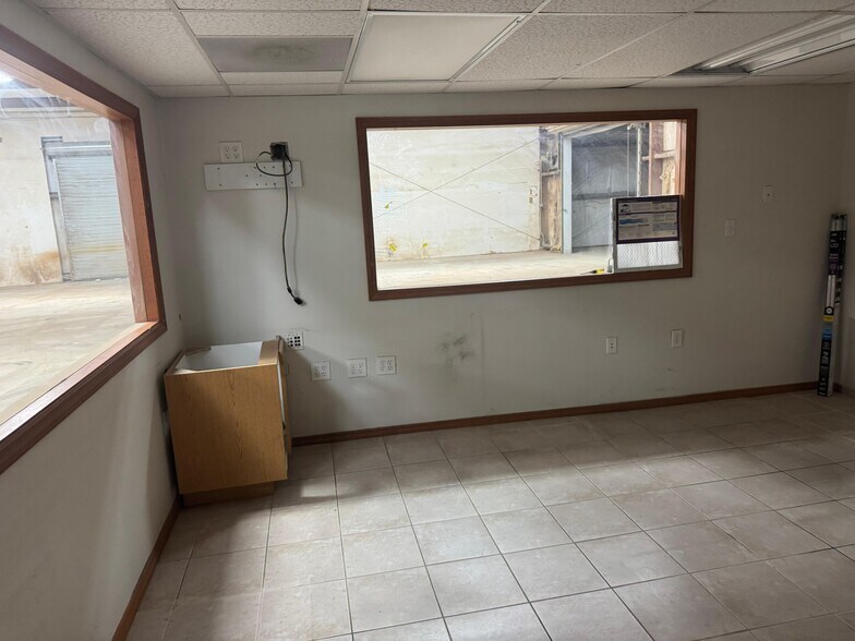 More Photos Of 4006 W Crest Ave, Tampa Industrial For Lease