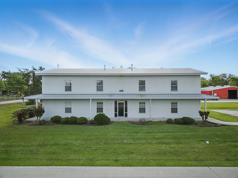 More Photos Of 421 Jones Rd, Highlands Warehouse For Lease