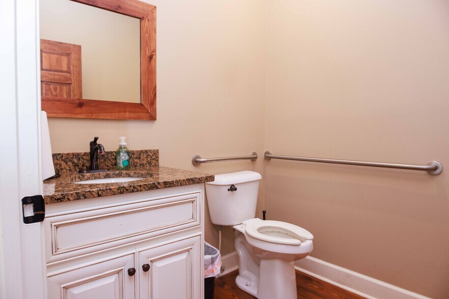 More Photos Of 106 N Alexander Ave, Washington Office For Sale