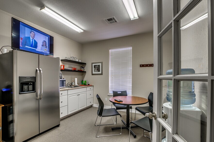 More Photos Of 1120 Rambling Oaks Dr, Norman Office For Lease