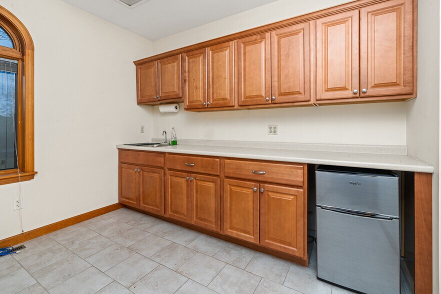 More Photos Of 1481 Pleasant Valley Dr, Manchester Office For Lease