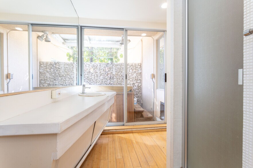 More Photos Of 9826 Columbus Ave, North Hills Multifamily For Sale